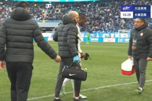 今天第3个！西普里安伤退，亚泰本场已经3人因伤被换下