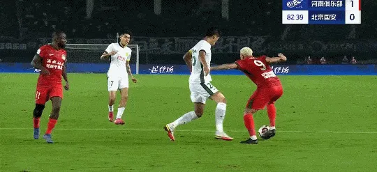 mk体育下载-柏杨踩踏动作犯规，裁判吹罚点球