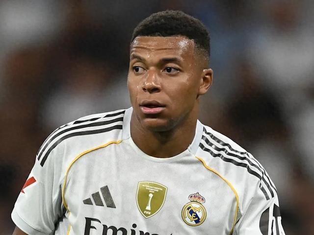 mk体育官网-姆巴佩父亲质疑阿隆索战术要求：这种级别的前锋不需要参与防守