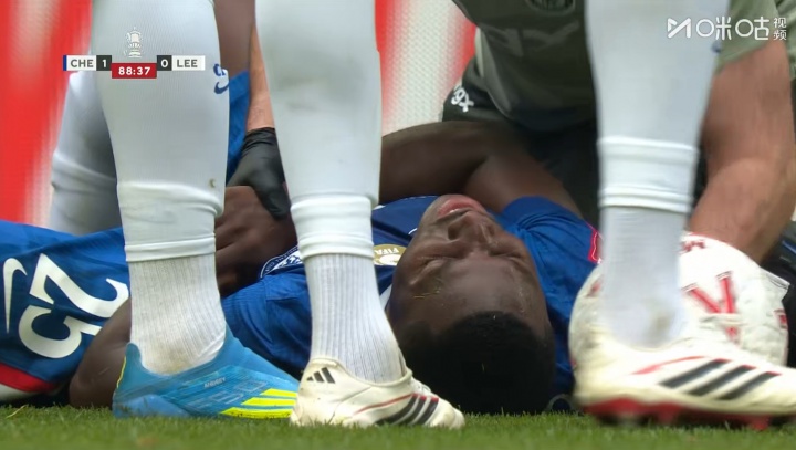 凯塞多捂住大腿痛苦倒地，队医迅速进场治疗